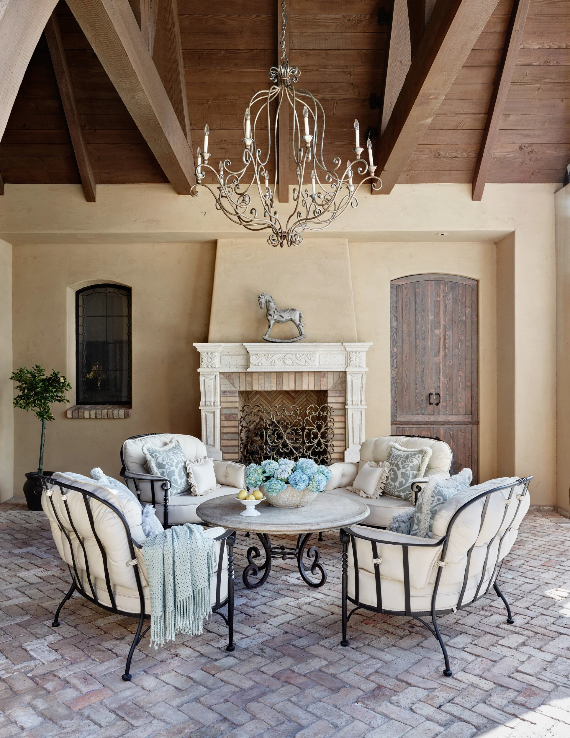 French country style at home インテリア French Country Style Interiors - Rooms with French Country Decor